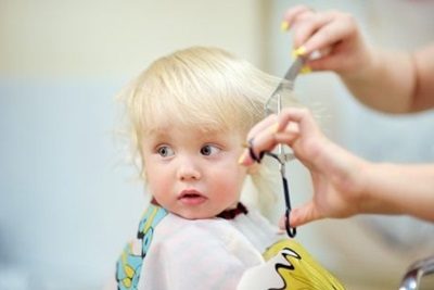 美容室で赤ちゃんの髪を切る